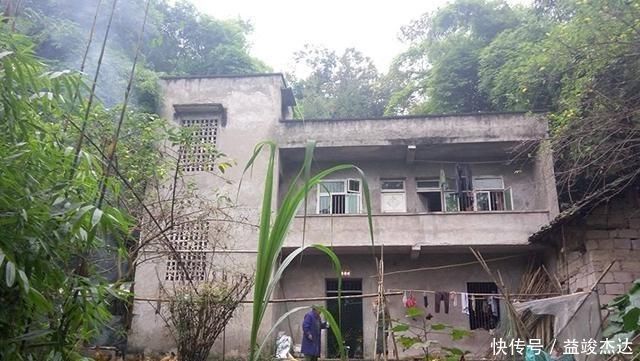 房屋|农村宅基地翻修后,产权归谁是所有农村房屋都允许翻建吗