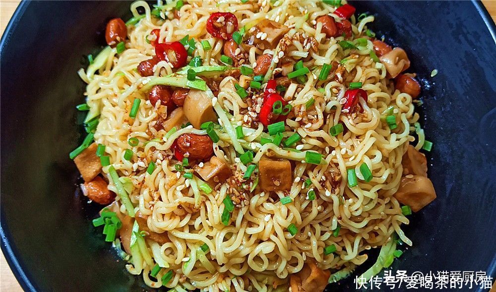 麻辣|夏天炎热，可以尝试一下这道凉拌泡面的神仙吃法，鲜香麻辣爽口