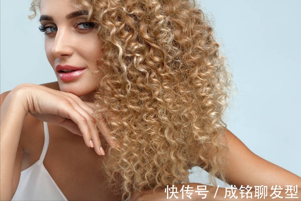 理发师|烫了冷烫的头发干了就不卷，为什么洗发后卷又出来？是没烫好吗？