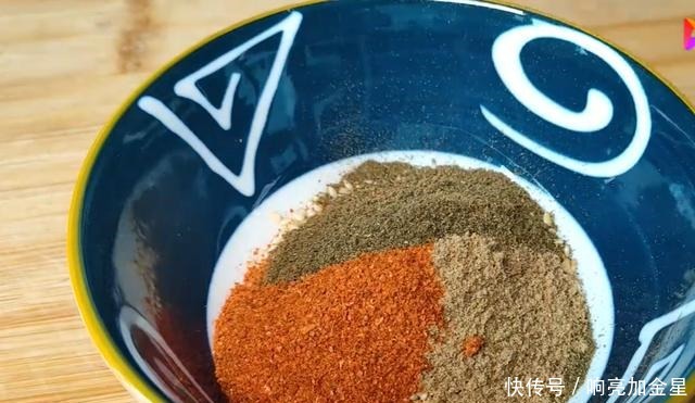 花生米里打1个鸡蛋,居然这么好吃,实在太解馋了,越吃越想吃