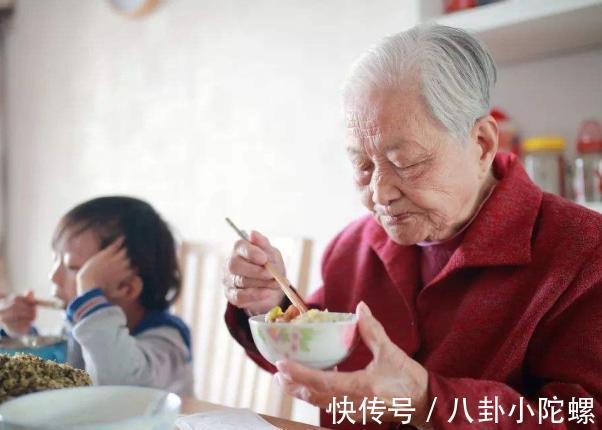 征兆|人去世之前半年的4個征兆，出現最后一個，家人需要準備后事