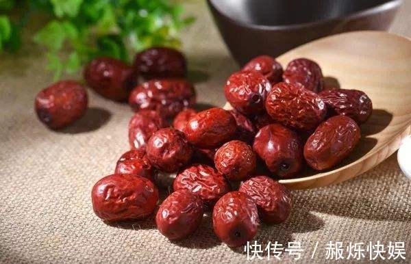 肠道|肠胃紊乱老便秘，需要常吃2种有“天然泻药”之称的食物，润肠道