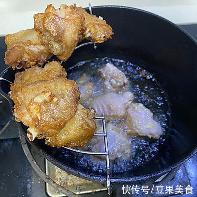 发苦|这道吮指蒜香土豆鸡翅一上桌，我的筷子就没停过