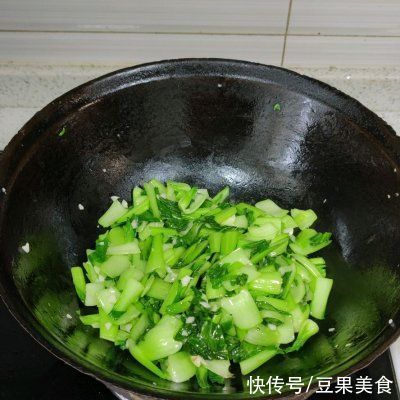 油菜|简单快手又下饭的秘制蒜蓉油菜吃起来那叫一个香