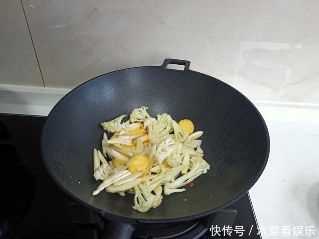 晚餐|老两口的极简晚餐,味道鲜美吃不胖,网友南方人净吃草