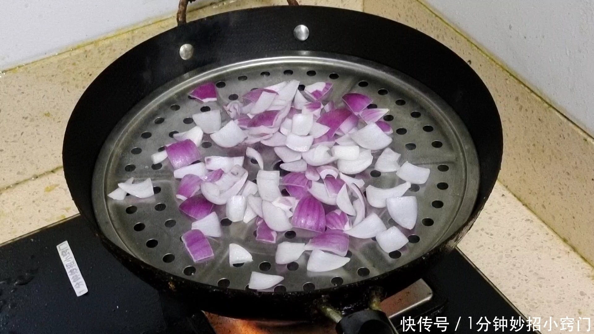 洋葱放锅里蒸一蒸,实在太厉害了,我是头一回见,真是高手在民间