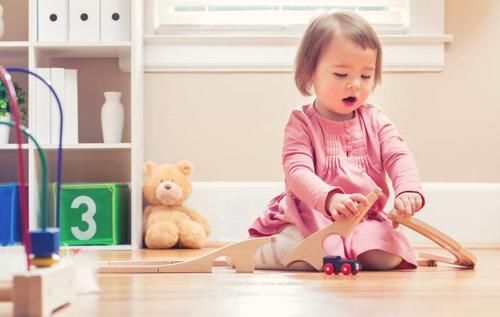 玩具|不给儿子买玩具就哭闹,妈妈的做法让全场称赞:这办法我咋没想到