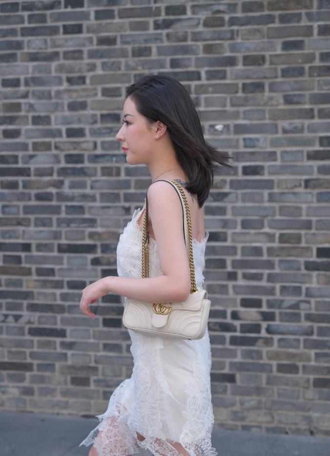 高领 牛仔裤搭配白色短款上衣,穿搭清纯时尚,少女气息十足