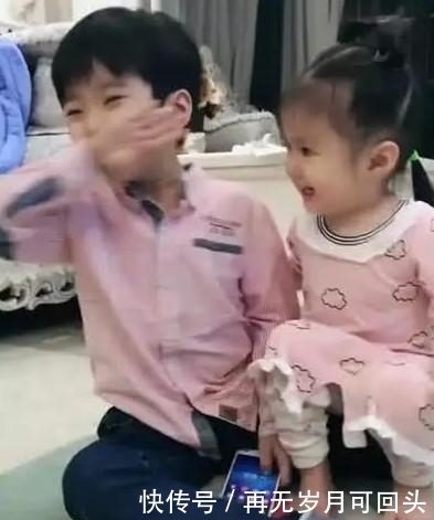 哥哥正在看电视,妹妹一口亲了上去,哥哥的