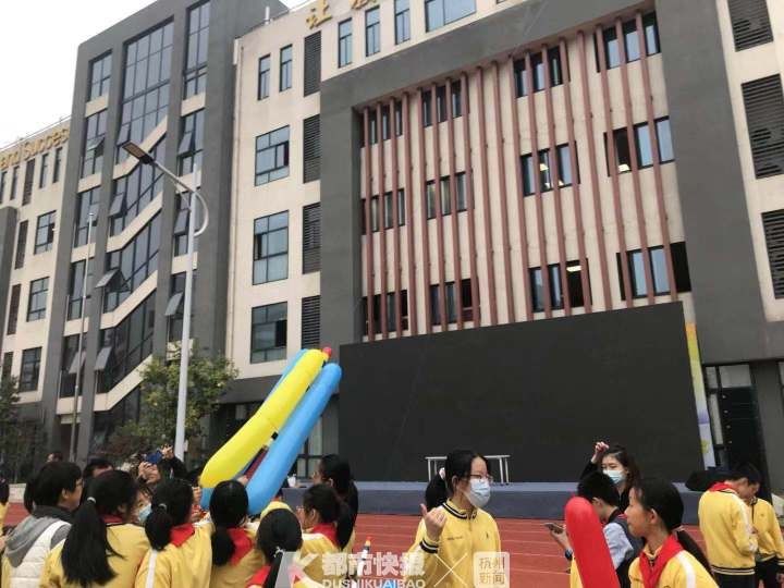 大炮|哇哦！这两所小学开启“叴叴周”，空气被他们玩出花儿来了