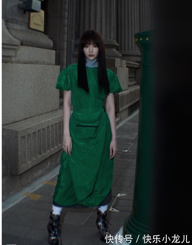 身材比例 美女毛绒上衣搭配牛仔裤,穿搭出优雅大气的名媛范