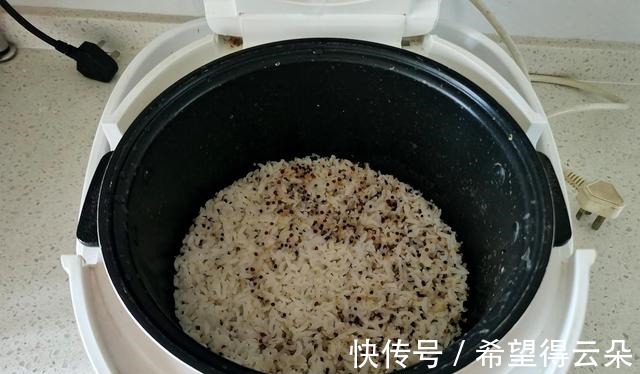 藜麦米饭|藜麦最简单的吃法,只需锅里一煮,孩子喜欢吃!