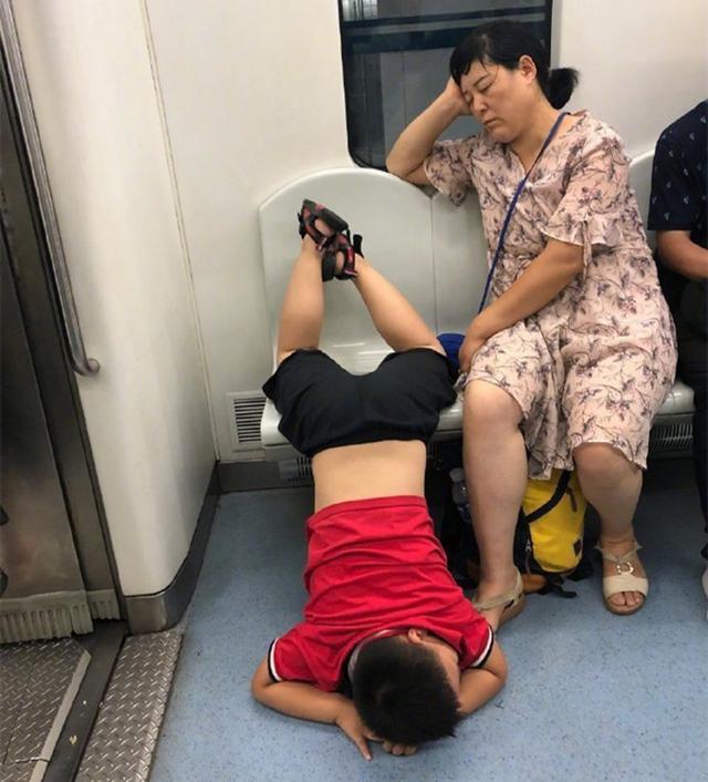 真丑|地铁一年轻母子被偷拍，看到孩子的行为，网友：没教养的样子真丑