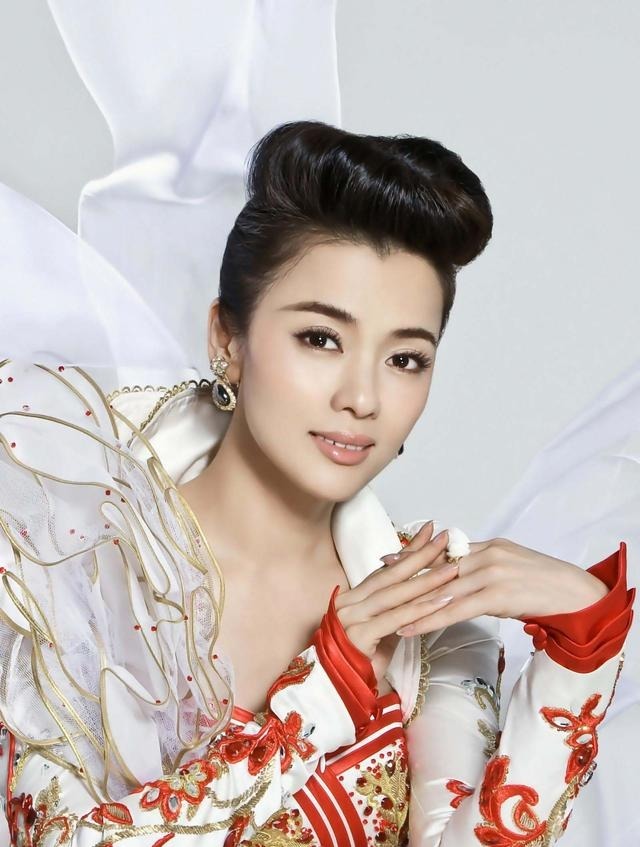 登上春晚|最美女歌唱家陈思思,由甜妹子,历炼为女汉子的人生