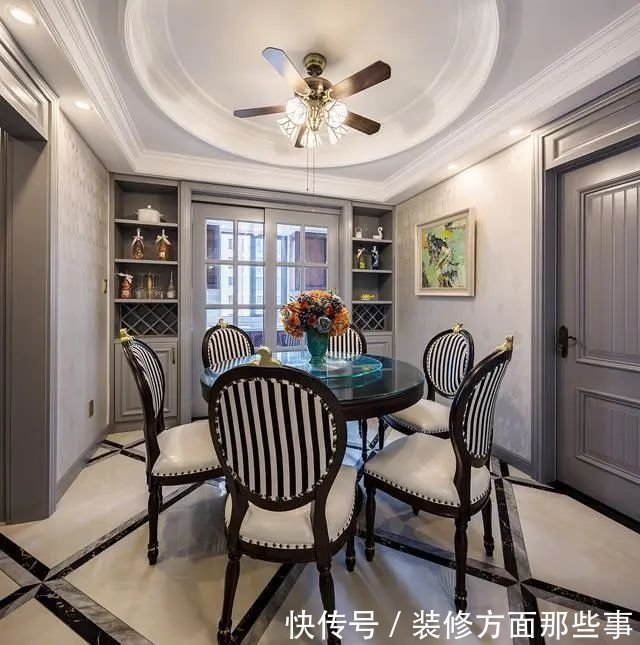 玄关|138平三居室没有玄关进门就是客厅,蓝灰色收纳柜,看起来很有质感