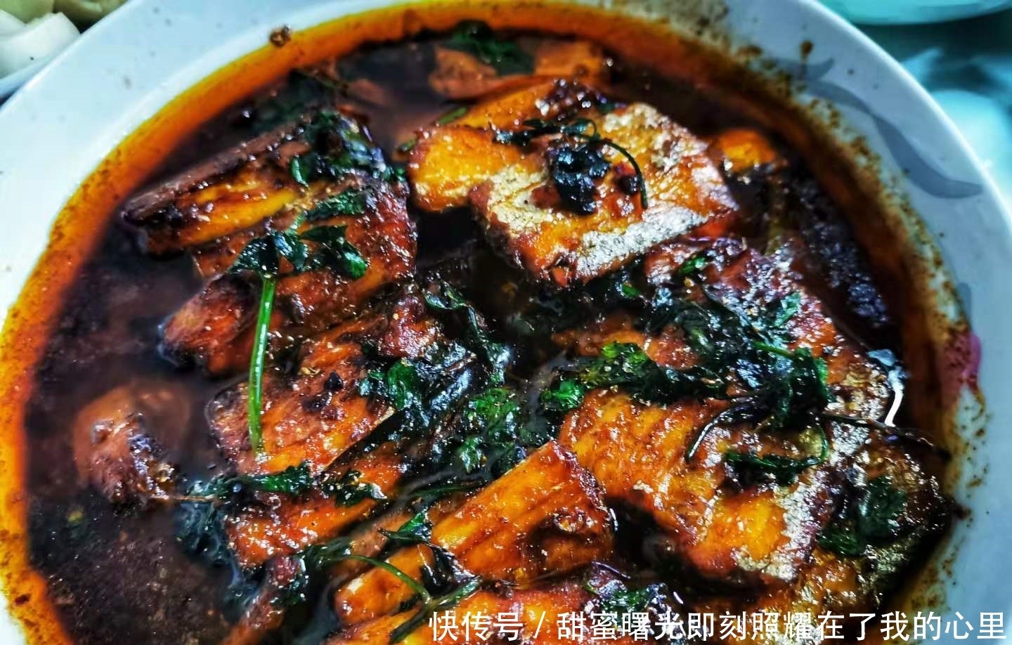 老家的年夜饭,14道家常菜摆满了八仙桌,8道热菜中只有2道是蔬菜