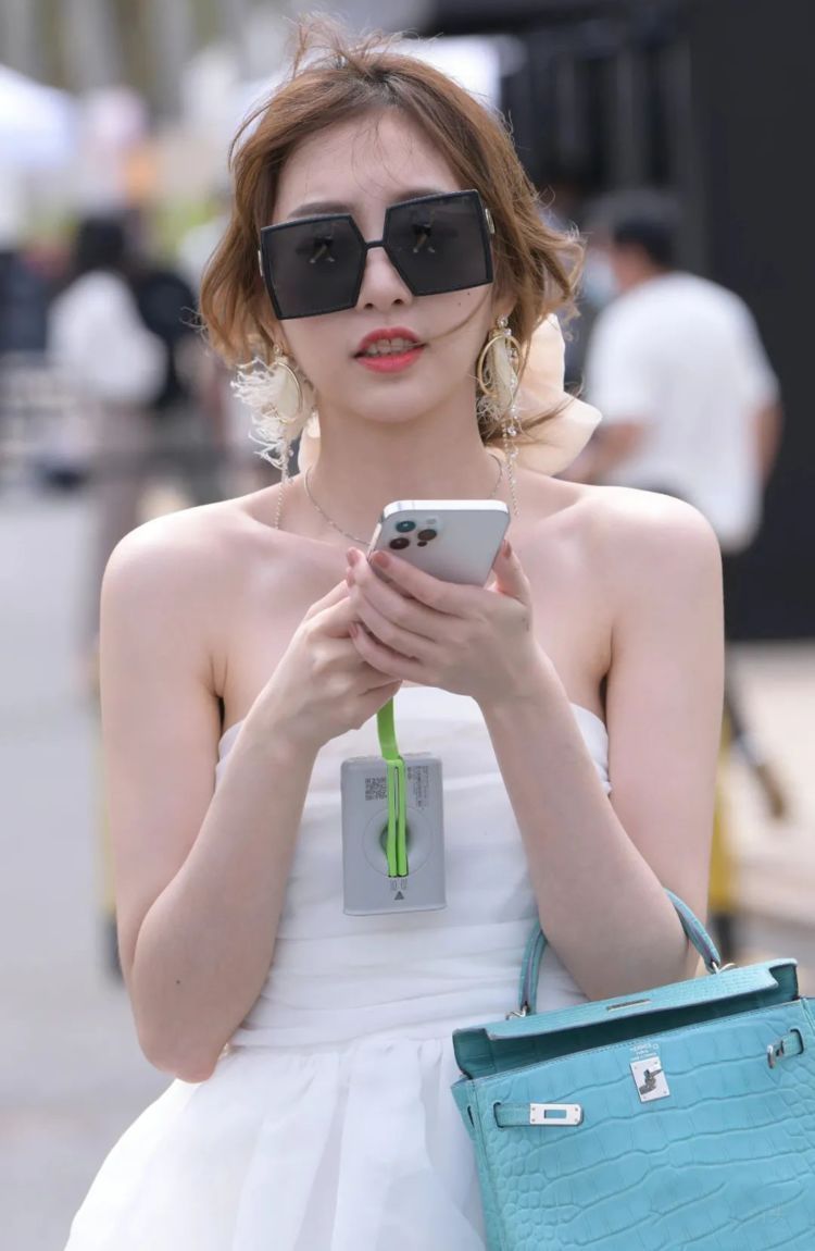 抹胸裙 蕾丝抹胸裙搭配尖头细跟鞋,穿出细节和窈窕之美,优雅又迷人