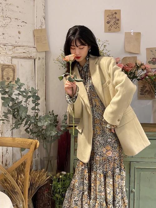 西装+碎花连衣裙=时髦洋气!开春这么穿特吸睛