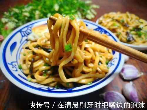 拌面|面条这样做太好吃了，简单一拌香味浓郁，一周吃7次都不腻，真香