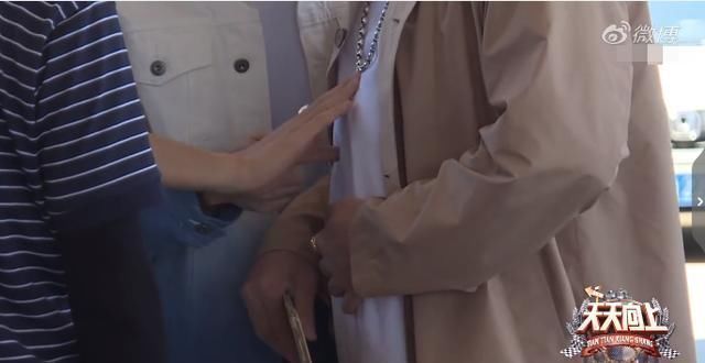 |天天向上王一博抱钱枫被弹回来超搞笑,摸“钱夫人”的肚子表情奶萌超可爱