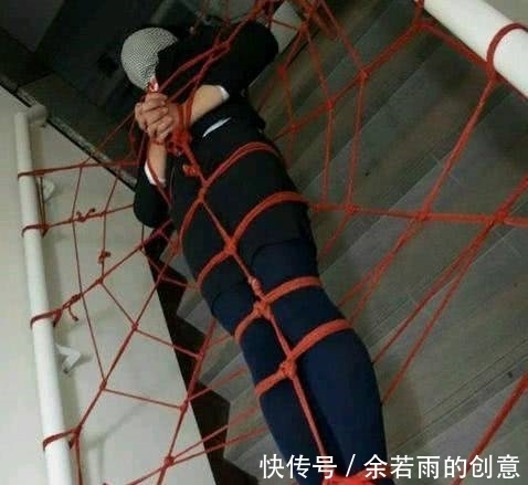 |搞笑段子趣味图片:哈哈,老哥你这样子睡觉,难道是蜘蛛侠么?