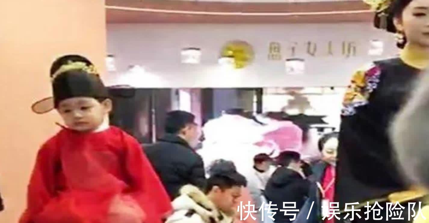 古装模特|小男孩当“古装模特”,因为脸上表情走红,网友:孩子的童年毁了