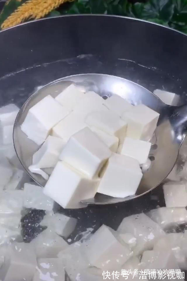 豆腐家常做法之萝卜青椒烩豆腐,色泽艳丽,营养开胃!