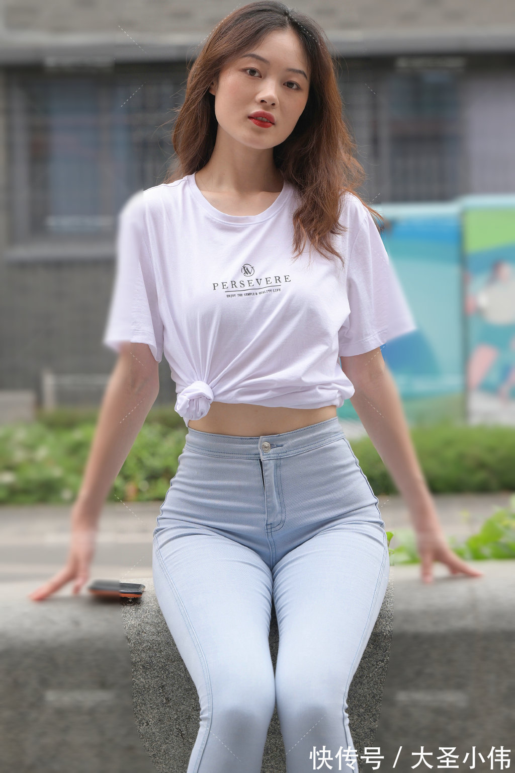 穿搭|美女街拍:美女穿搭白色衬衫上衣,搭配休闲的牛仔裤,看着也不错