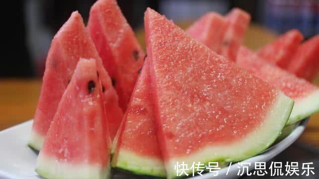 西瓜|女性不想变老太婆，推荐常吃3种水果，营养丰富，补气补血