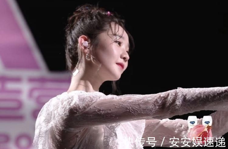 张艺凡总决赛被扛下舞台,受伤严重导致团舞取消,陈卓璇蹲地安慰