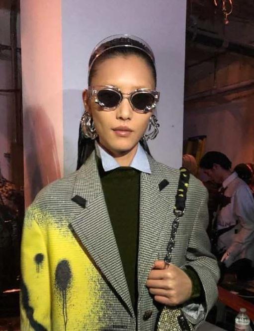 刘雯格纹大衣配墨绿长裤, 个性十足又“嚣张”, 无眉颜值依旧很高