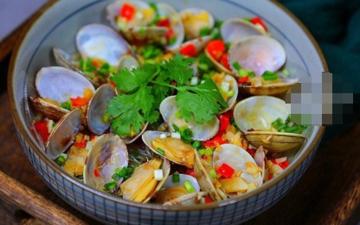 蒸着吃的花蛤更鲜美,几块钱一大盘,夏天就爱这口