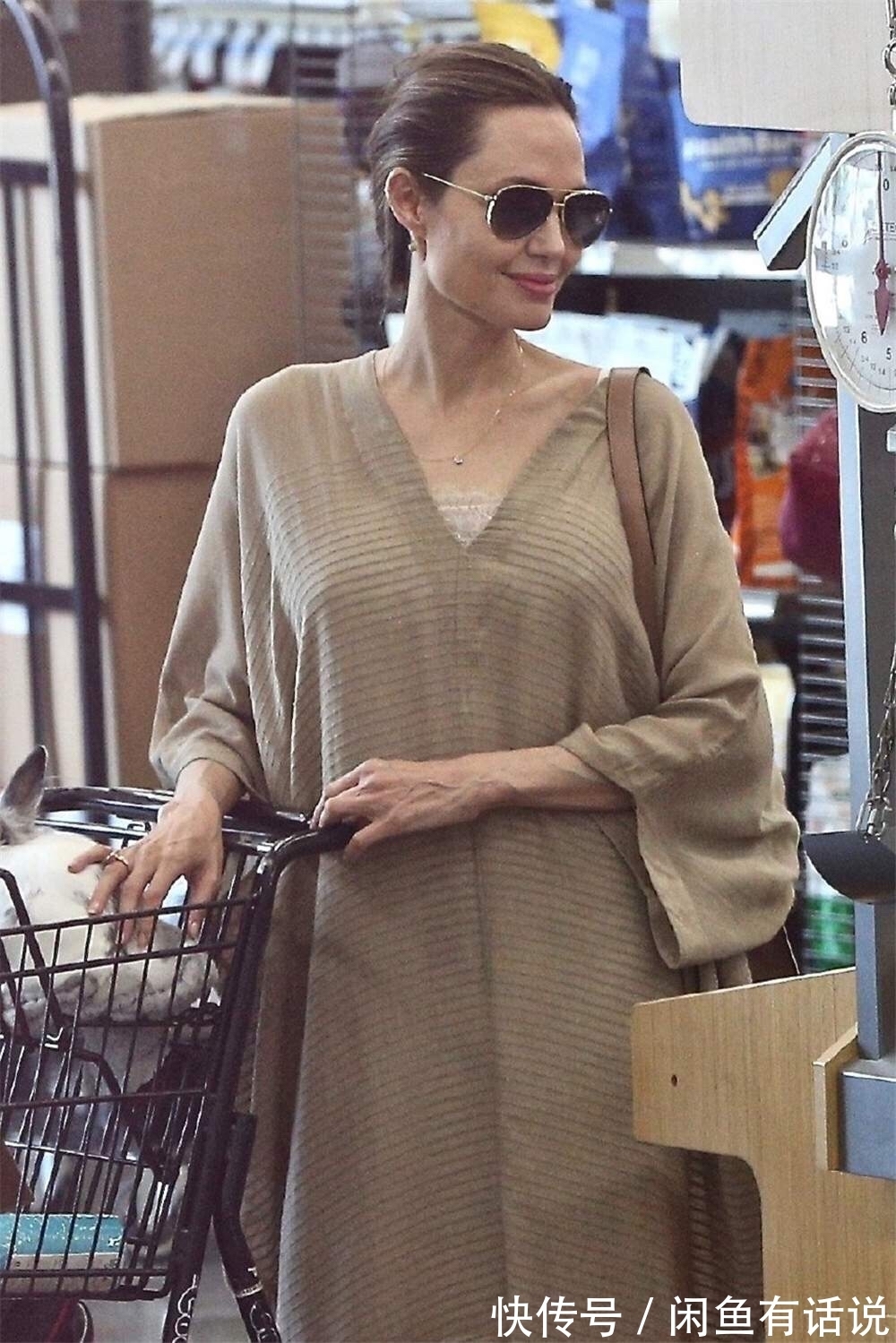 宽松|朱莉带火了“棉麻系”穿搭,舒适又有高级感,30岁以上女人都适合