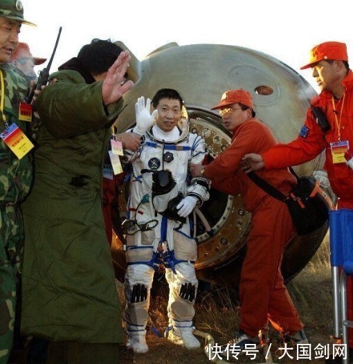 航天 杨利伟出舱时,嘴角挂着血丝是怎么回事?专家:经历2次生死时刻