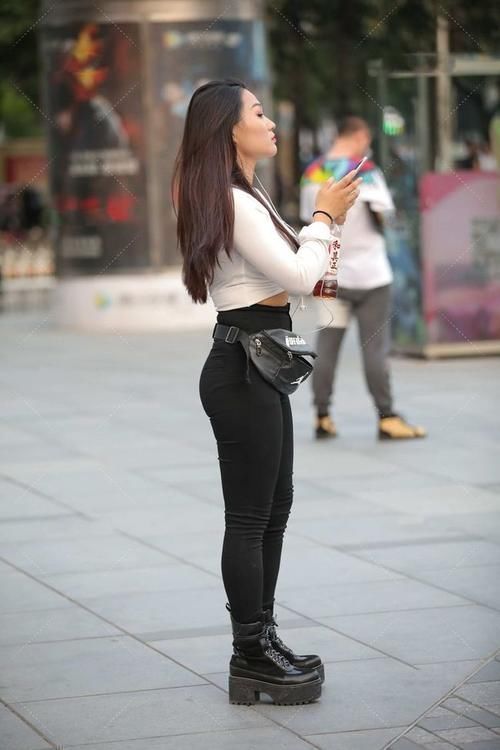 姑娘们 爱美的姑娘们,在选择针织长裙时,一定不能错过浅色系的