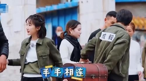 女粉丝|做游戏牵女粉丝的手，对比蔡徐坤成毅，暴露男明星真实修养