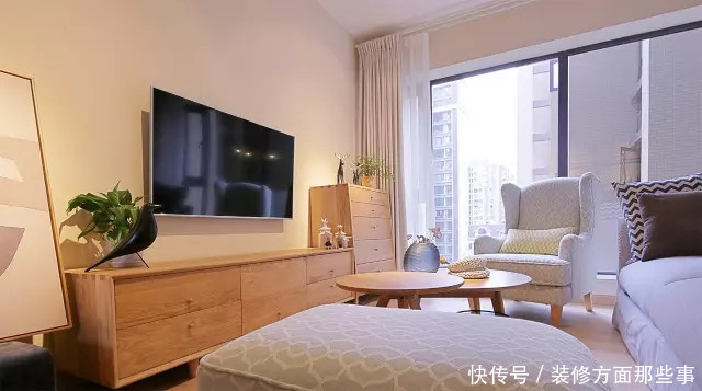 北欧风|85平北欧风二居室客厅落地窗采光好,显得十分舒适