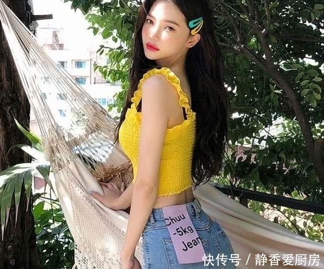 街拍：穿上紧身牛仔裤，拉长双腿线条，让你更加的自信！