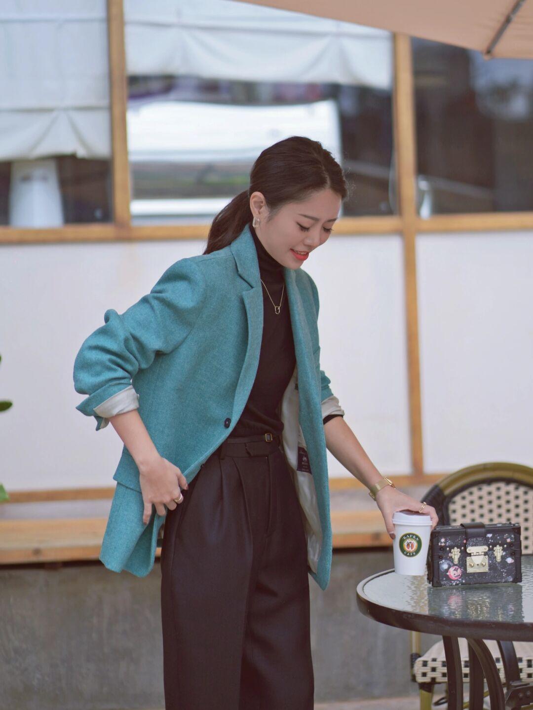 保暖|这个秋冬流行“西装叠穿”,让职场OL也能兼顾保暖与时尚,超好看