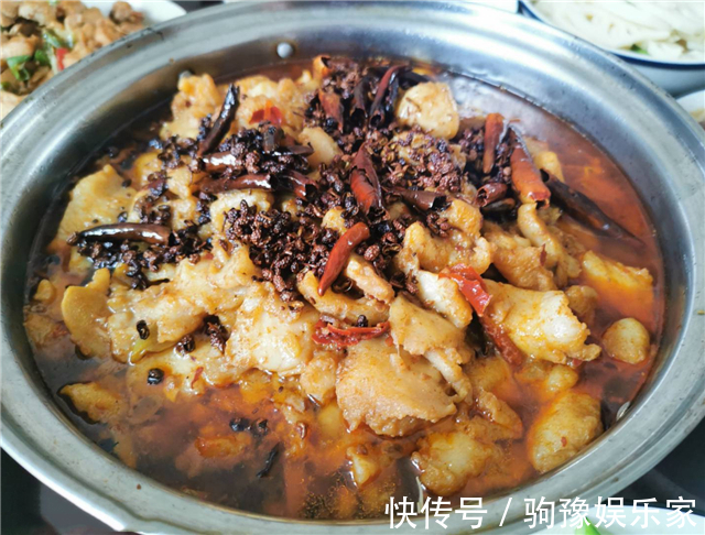 水煮鱼|农忙和老公回老家帮忙,婆婆中午下厨招待,一桌菜却城里吃不到!