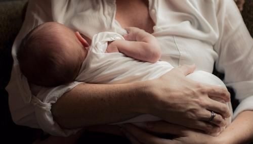 妈妈|三个月大的宝宝边喝母乳，边用手推妈妈，他想表达什么呢？