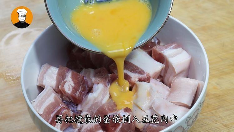 我家五花肉从不红烧，淋入2个鸡蛋，不炒也不炖，软糯不油腻