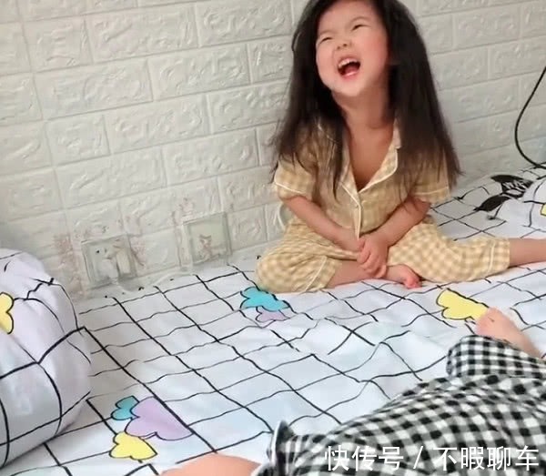 两个娃|“超霸道姐姐”欺负弟弟火了,最后魔性的笑声示意打弟弟要趁早