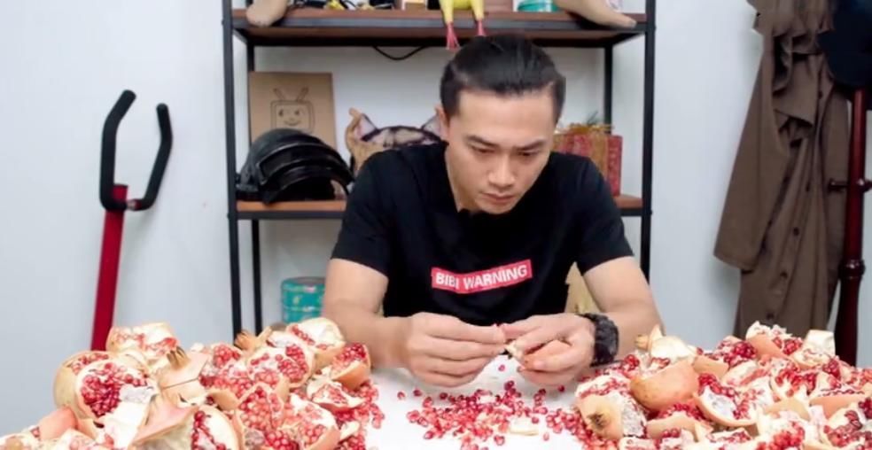 男子|100个石榴能榨多少“汁”男子20分钟榨完,看到分量无语了
