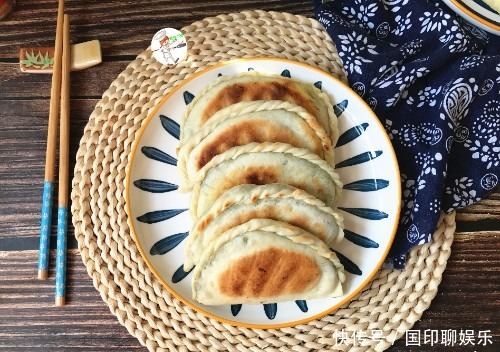 做韭菜盒子,用烫面还是发面学会这方法,饼皮边角,凉了也不硬