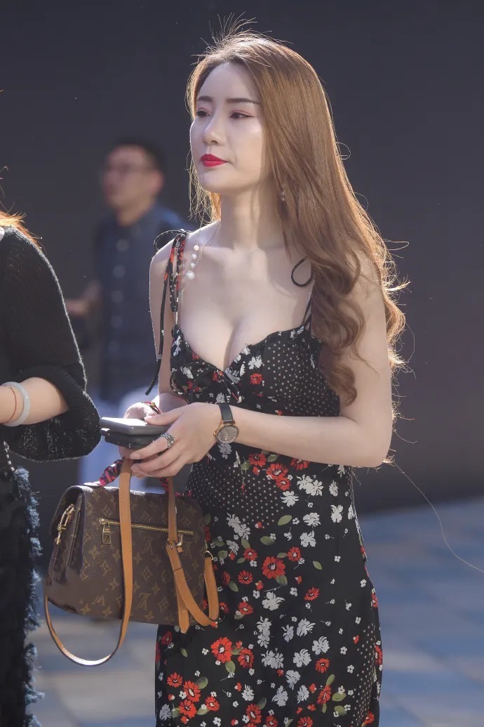 长得很美很动人的性感美女,令人眼前一亮