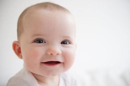 笑容|“孩子越早笑，就越聪明？”家里老人的话，到底有没有依据？