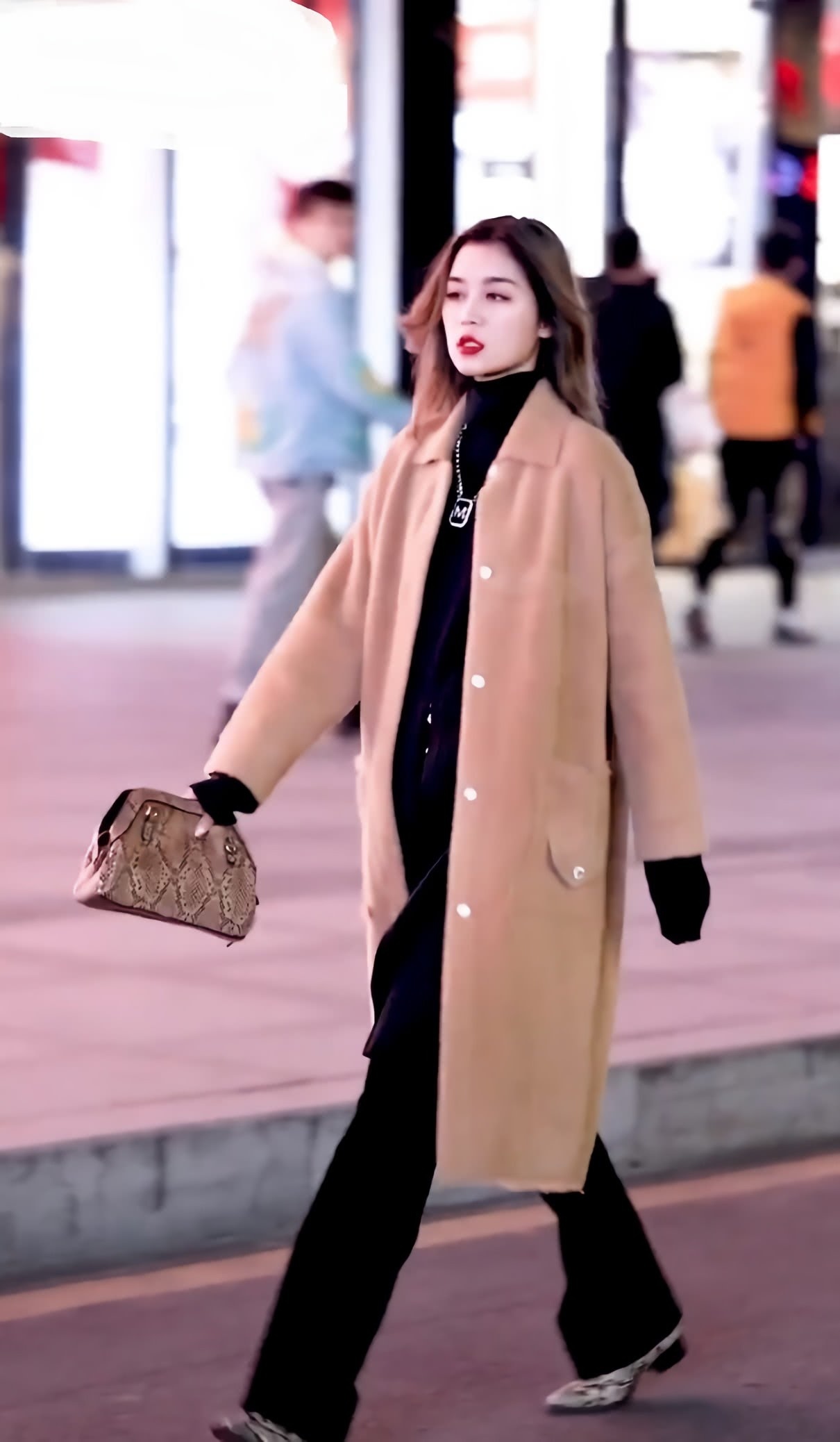 紧身裤 大衣别搭配紧身裤了,搭配一条“泥鳅裤”才显瘦,时髦还特帅气!