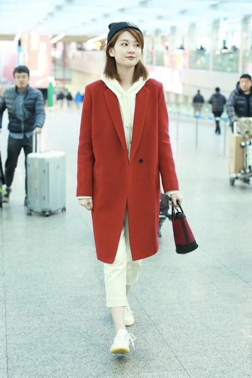 乔欣气场可真强 身穿大衣走路都带风 就是裤子选得有点拖沓了 全网搜