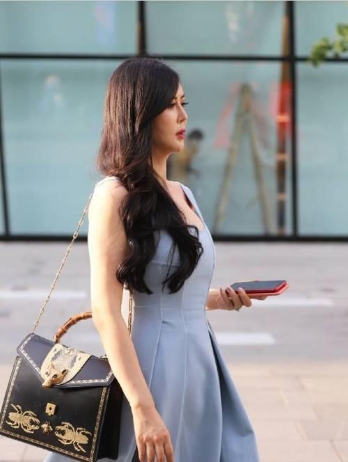 连衣裙 连衣裙不仅凸出女性气质,保守婉约的态度,展现时尚气质!